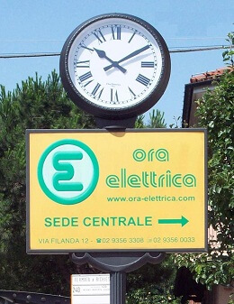 orologio stradale rappresentativo di ora elettrica